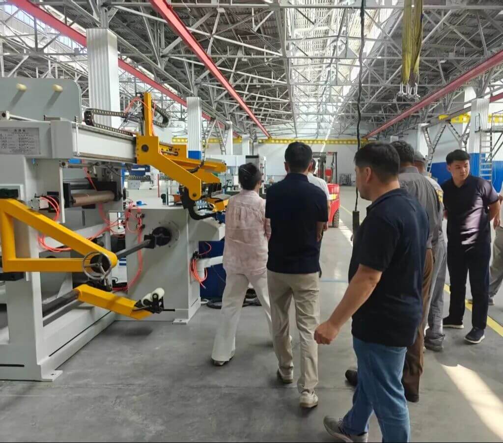 Contrôle qualité chez un fabricant de transformateurs EHV, sur le site de production des transformateurs